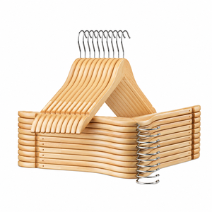 Cintres en bois premium avec barre, en pin naturel, écologiques, pour présentation de vêtements de luxe en boutique, avec logo personnalisé - Product Image 1