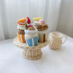 Adorable soporte de mimbre para pasteles, soporte decorativo para postres, accesorio de cocina de juguete, soporte decorativo para juegos de rol infantiles - Product Image 1