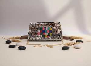 Sac à main artisanal de luxe en métal mosaïque floral perlé et pierres, fait main pour femme, idéal pour mariages et soirées - Product Image 5