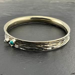 Brazalete apilable de plata de ley con labradorita turquesa vintage, texturizado en forma de corazón, hecho a mano, joyería de piedras preciosas - Product Image 3