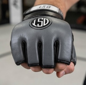 Gants d'entraînement MMA en cuir PU QST à doigts ouverts, gants de combat MMA rembourrés avec protection des articulations, attache de poignet réglable en Velcro - Product Image 2