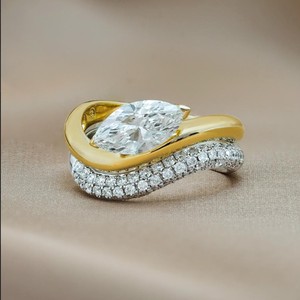 Bague de fiançailles solitaire en diamant de laboratoire taille marquise, or massif 14K 18K personnalisé, sertie de griffes, minimaliste, ondulée, 1,10 ct VS+, certifiée IGI - Product Image 1