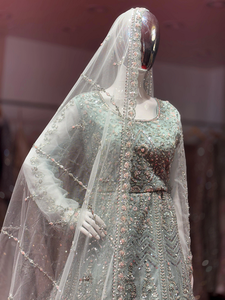 Lehenga de Fiesta en Color Claro con Gran Volumen, Adornos Elaborados y Bordado Completo a Mano en Tela de Red - Product Image 2