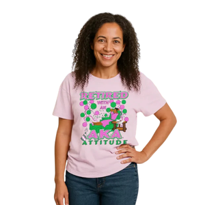 T-shirt imprimé pour femme « Retired with Attitude », en coton premium, motif graphique, décontracté, mode, vêtement de tous les jours - Product Image 2