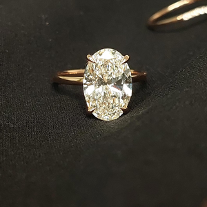 Bague de fiançailles pour femme en or rose avec diamant taille ovale, pierre naturelle, style classique - Product Image 1