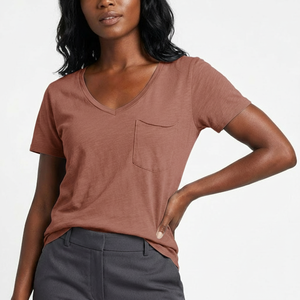 T-shirt pour femme à col en V avec poche, manches courtes, en coton doux, poche plaquée sur la poitrine, coupe décontractée, personnalisable OEM, vente en gros, usine du Pakistan - Product Image 1