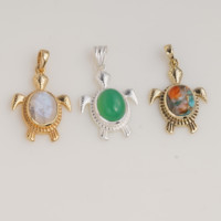 Pendentif tortue en pierre précieuse turquoise huître bleue de sédiments marins, en laiton doré, style bohème inspiré de l'océan, fait main, avec chaîne en corde de créateur