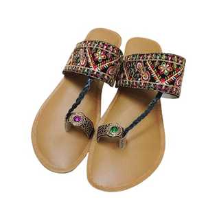 Low MOQ Prices Latest Designs Women Khussa Shoes <b>Flat</b> <b>Sandals</b> Indian Punjabi Breathable Anti-Slip <b>Flat</b> Chappal Shoes For Women - Product Image 1