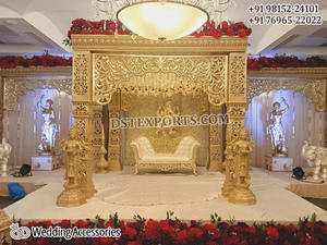 Magnifiques piliers Jali pour mariage sud-indien, Mandap sur le thème Royal Peach avec lustre en cristal, design de Mandap majestueux et drapé - Product Image 5