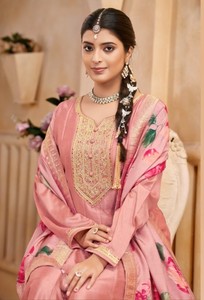 ชุดอานาร์กาลีผ้าไหมโดลาปักลายด้วยด้ายไหมแบบกึ่งสำเร็จรูปทรงมิดิทันสมัยสำหรับงานปาร์ตี้ งานแต่งงาน และงานดิวาลี - Product Image 5