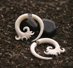 Boucles d'oreilles artisanales haut de gamme en os, design tribal chic - Product Image 3