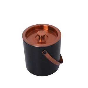 Elegante Cubo para Hielo de Acero Inoxidable Negro Mate con Tapa Dorada y Asa de Metal - Product Image 1