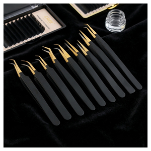 Pince à cils pour extensions de cils, pointe en fibre, en acier inoxydable japonais, inclinée à 45 degrés, noir mat, pour création de fans de volume intense - Product Image 1