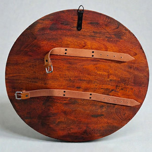 Bouclier rond en bois rustique de style viking, artisanat classique nordique fait main pour l'affichage et les costumes historiques - Product Image 2