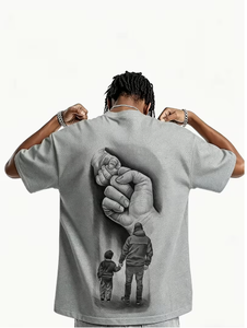 เสื้อยืดคอกลมแขนสั้นสีเทาสำหรับผู้ชาย พิมพ์ลายดิจิทัลรูปพ่อและลูกจับมือ ทรงลำลอง ผ้าเจอร์ซีย์ถักจากผ้าฝ้าย - Product Image 2