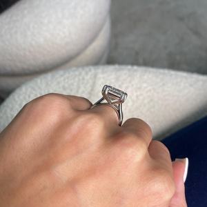 Bague de fiançailles en diamant de laboratoire taille émeraude 12 carats pour femme |   Bague de mariage solitaire avec halo caché certifiée IGI |   Or 18 carats - Product Image 6