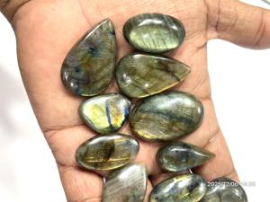 ลาบราดอไรต์สีเหลืองธรรมชาติ รูปทรงคาโบชอง ขนาดคละ 20 ถึง 30 มม. ประมาณนั้น - Product Image 4