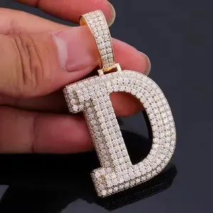 Colgante de Plata de Ley Chapado en Oro con Letra Inicial Personalizada y Moissanita Redonda de 2.40Ct para Mujer - Product Image 5