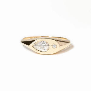 Bague signet en argent sterling 925 faite à la main, minimaliste, cadeau de fiançailles pour femme, moissanite taille cœur, diamant taille poire, serti à griffes - Product Image 1
