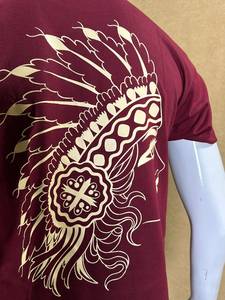 Camiseta de algodón para hombre, de manga corta, cuello redondo, color liso, con estampado de plumas en la espalda, estilo casual. - Product Image 2