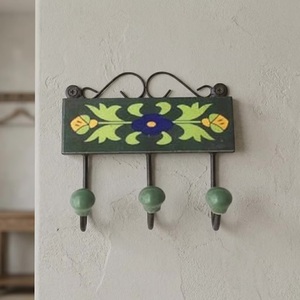 Porte-manteau mural multifonctionnel en céramique verte rustique avec rail, motif perles artistiques - Product Image 1