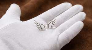 Pendientes Minimalistas de Ala de Ángel, Plata de Ley 925 Maciza, Baño de Oro Vermeil, Pendientes de Oreja con Diseño de Ala, Joyería Fina con Pluma de Ángel - Product Image 4