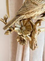 Attache-rideau doré luxueux à motif floral et d'oiseaux, parfait pour les fenêtres de la salle à manger, crée une ambiance sophistiquée.