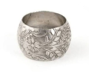 Servilletero Decorativo de Plata Martillada con Emblema Real, Acabado en Plata Antigua Tradicional - Product Image 4