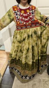 Planchea de fotos de un vestido afgano tradicional con teñido anudado en verde y dorado, con corpiño bordado en rojo y cadenas de monedas. - Product Image 5