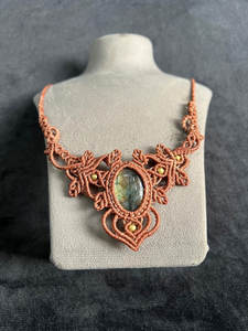 Collier statement en macramé complexe en labradorite, fait main, avec perles d'imitation en forme de fleur, pour soirée, bijoux minimalistes HARI OM - Product Image 6