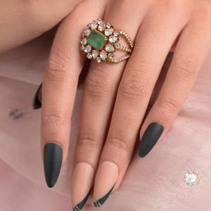 Anillo Gajaah de Plata de Ley 925 con Baño de Rodio, Gema Verde, Diamantes y Diseño de Estrella Radiante para Mujer, Modelo "Cosmic Bloom" - Product Image 2