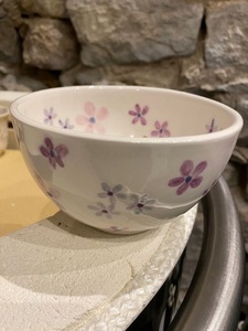 Bol en céramique haut de gamme à motif de fleurs de cerisier, finition lisse et émaillée, design artisanal artistique pour un service de table élégant - Product Image 4