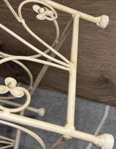 Porte-bouteilles à vin vintage en fer forgé, support autoportant en métal, design floral, blanc cassé, porte-bouteilles à vin antique en métal - Product Image 4