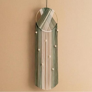 Atrapasueños decorativo multicolor redondo de macramé para colgar en la pared con cuentas de madera para un interior acogedor y para regalar, procedente de la India. - Product Image 4