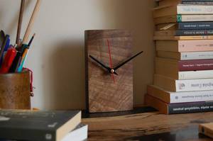 Horloge de bureau en bois artisanale, décoration d'intérieur faite à la main, horloge de table intelligente, alimentée par piles, chambre à coucher, bureau, salon, salle à manger - Product Image 3