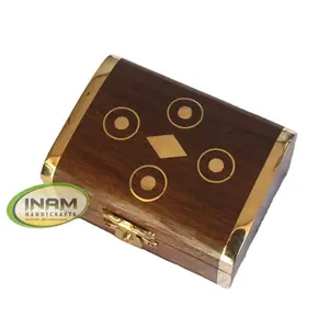 真鍮の象眼細工が施されたユニークなデザインの美しい木製の小さなピルボックス