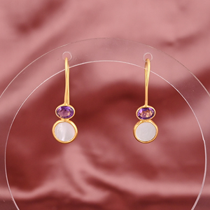 Boucles d'oreilles pendantes en améthyste naturelle et nacre |   Laiton plaqué or - Product Image 1