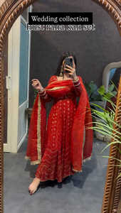 Vestido Anarkali Rojo de Georgette Sintético Pesado con Bordado de Hilo y Lentejuelas, Pantalón y Dupatta de Encaje Elegante - Product Image 3