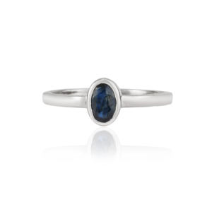 Bague minimaliste en argent sterling 925 pour femme, saphir bleu naturel taille ovale serti à la main - Product Image 1