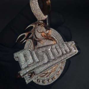 จี้รูปม้าดีทรอยต์แบบฮิปฮอป ชุบทองคำขาว 925 เงินแท้ ประดับเพชรโมอิสซาไนต์ พร้อมโลโก้สั่งทำพิเศษ รับรองโดย GRA - Product Image 5