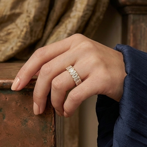 Bague d'éternité classique en or jaune 18 carats pour femme, taille émeraude, avec diamant de laboratoire certifié IGI, pour mariage et fiançailles - Product Image 3
