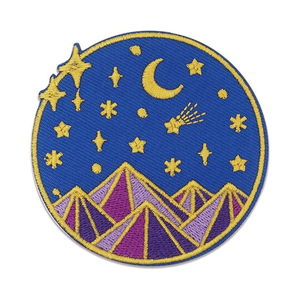 Parches Bordados Personalizados Ligeros de Material PU con Borde Adhesivo Merrow para Gorras y Ropa, Disponibles en Todos los Tamaños y Diseños - Product Image 1