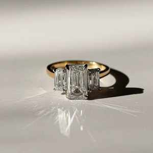 Anillo de Diamantes de Corte Esmeralda de Lujo con Diamantes Laterales, Oro Amarillo, Elegante Anillo de Compromiso de Diamantes Esmeralda para Mujer, Joyería Fina - Product Image 1