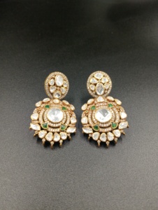 ต่างหูแบบติดหูทรงดอกไม้คลาสสิกจาก Amaira Jewels ดีไซน์หรูหรา ทำจากเงินแท้ ชุบทอง 22K ผลิตด้วยมือ สำหรับผู้หญิง สีเขียว เหมาะสำหรับงานแต่งงาน - Product Image 3