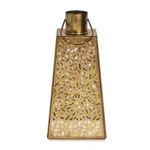 Lanterne haute en laiton doré découpé, porte-bougie en verre en forme de pyramide, éclairage décoratif pour la maison, l'hôtel, les mariages, lanterne de table - Product Image 3