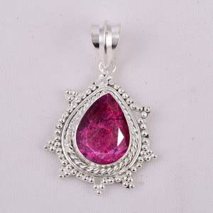 Colgante de Berilo Rojo en Plata de Ley Chapada en Platino, Corte Lágrima, Certificado IGI, Joyería Minimalista con Piedras Preciosas, Hecho a Mano, Elegante - Product Image 3