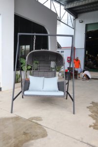 Fauteuil suspendu en osier d'extérieur avec support métallique, causeuse en rotin gris et coussins bleu clair pour terrasse et jardin - Product Image 4