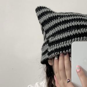 Bonnet en tricot à oreilles de chat rayé personnalisé de haute qualité, bonnet en tricot à cornes de diable carrées, vente en gros, fabricant OEM - Product Image 3