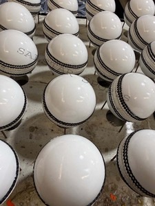 Ballons de cricket Salstar Sport de qualité supérieure en cuir de première sélection, personnalisables, couleurs blanches, conception de logo, produits de qualité supérieure - Product Image 5