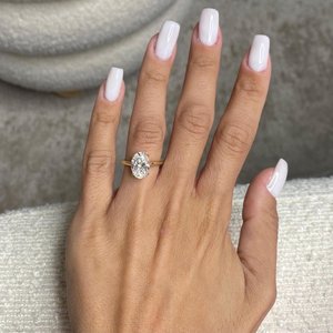 Anillo de Compromiso de Oro de 18K con Diamante Cultivado en Laboratorio de Corte Ovalado de 3.10 Quilates para Mujer |   Anillo de Boda Solitario con Halo Oculto, Certificado por IGI, a la Moda - Product Image 3